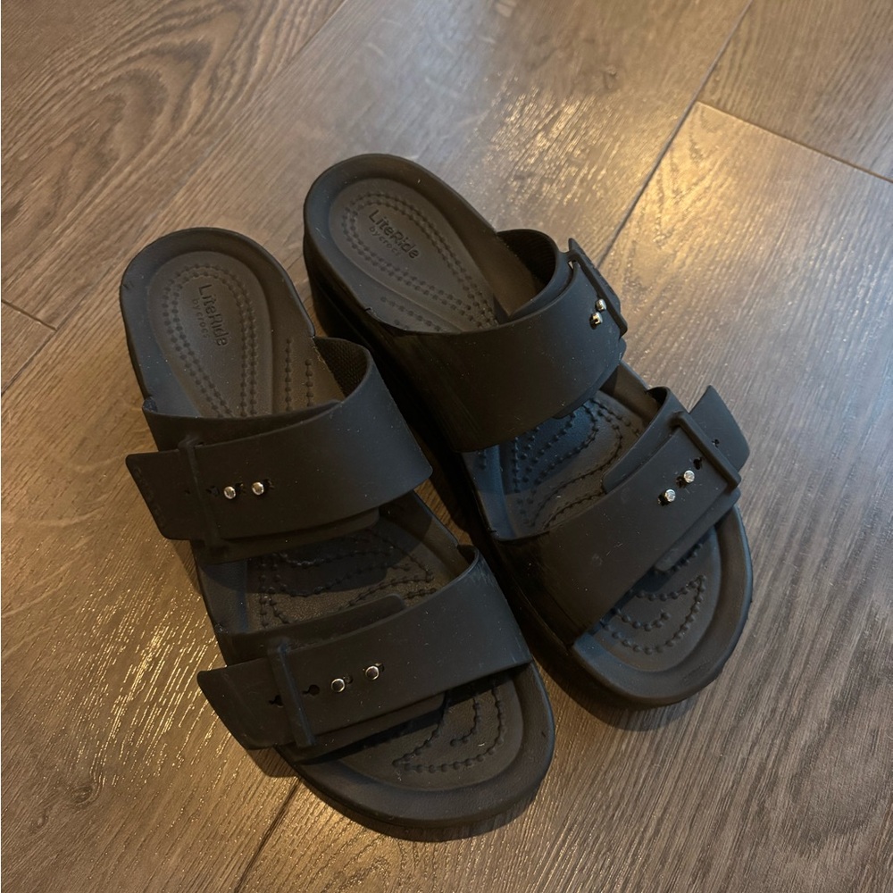 Crocs Brooklyn buckle low wedge